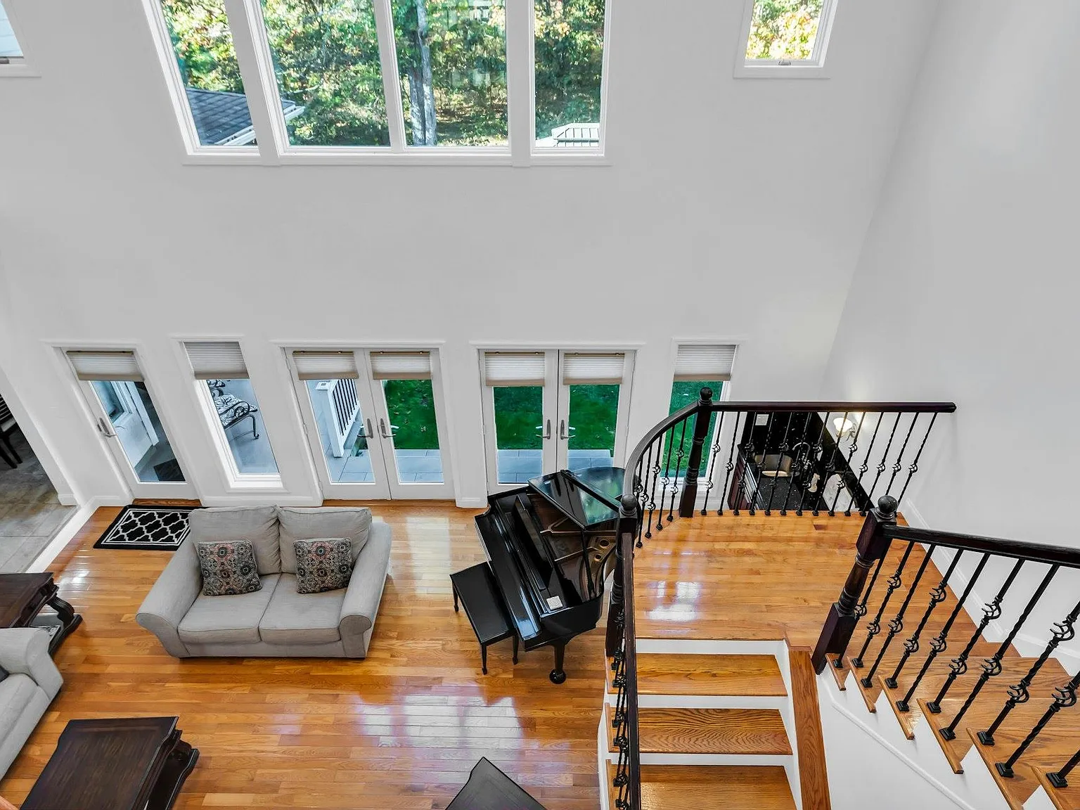 7 bed, 5.0 bath, 5000 sqft, $10,000 — Photo 4