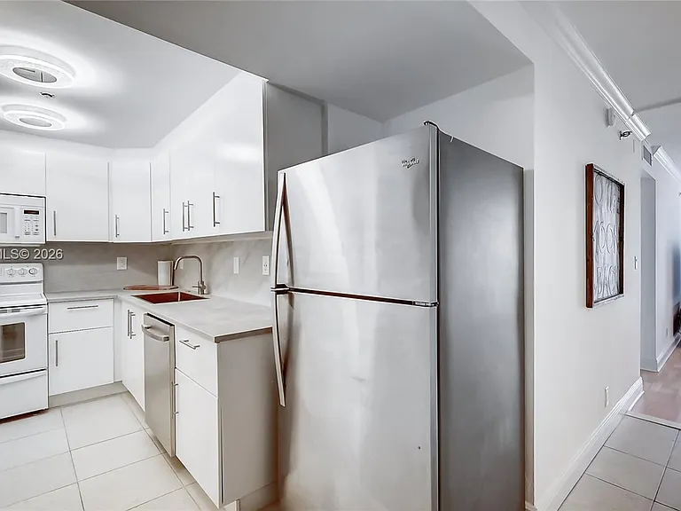 2401 Collins Ave #904 — Photo 16