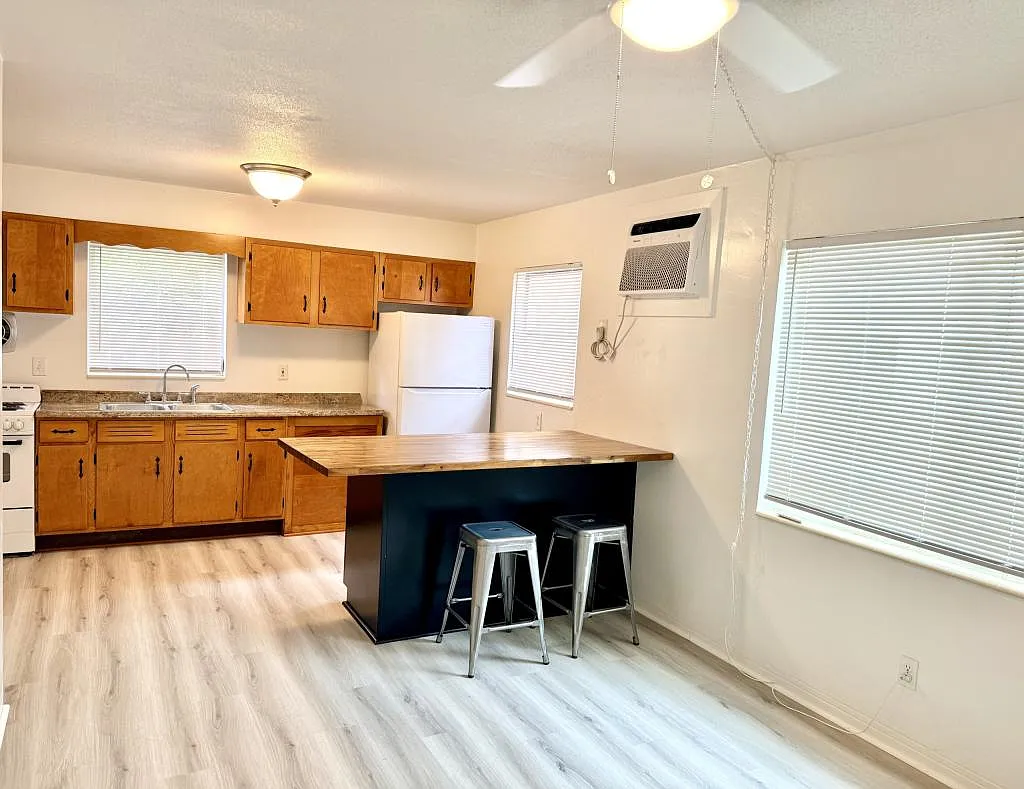1135 Highland St N — Photo 3