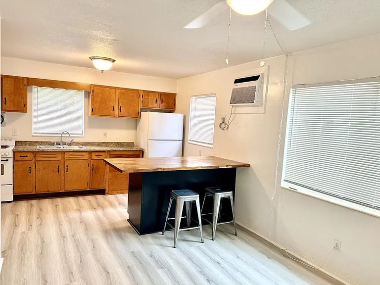 1135 Highland St N — Photo 3