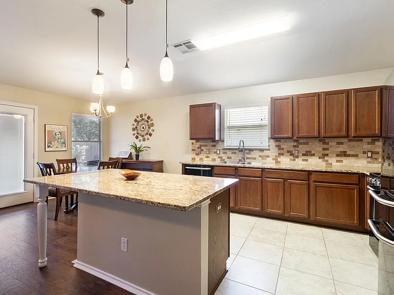 413 Quail Hollow Dr — Photo 5