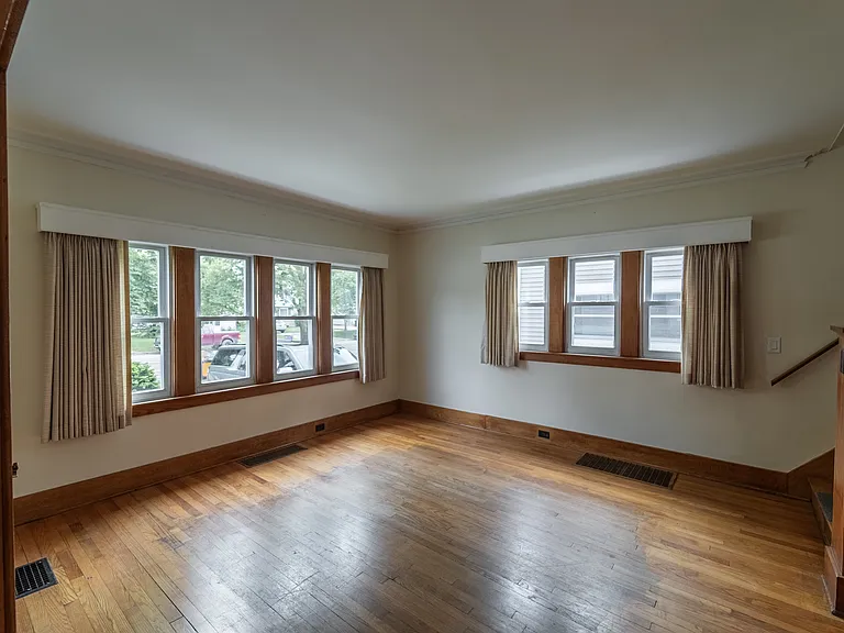 1040 Lake Michigan Dr NW — Photo 10