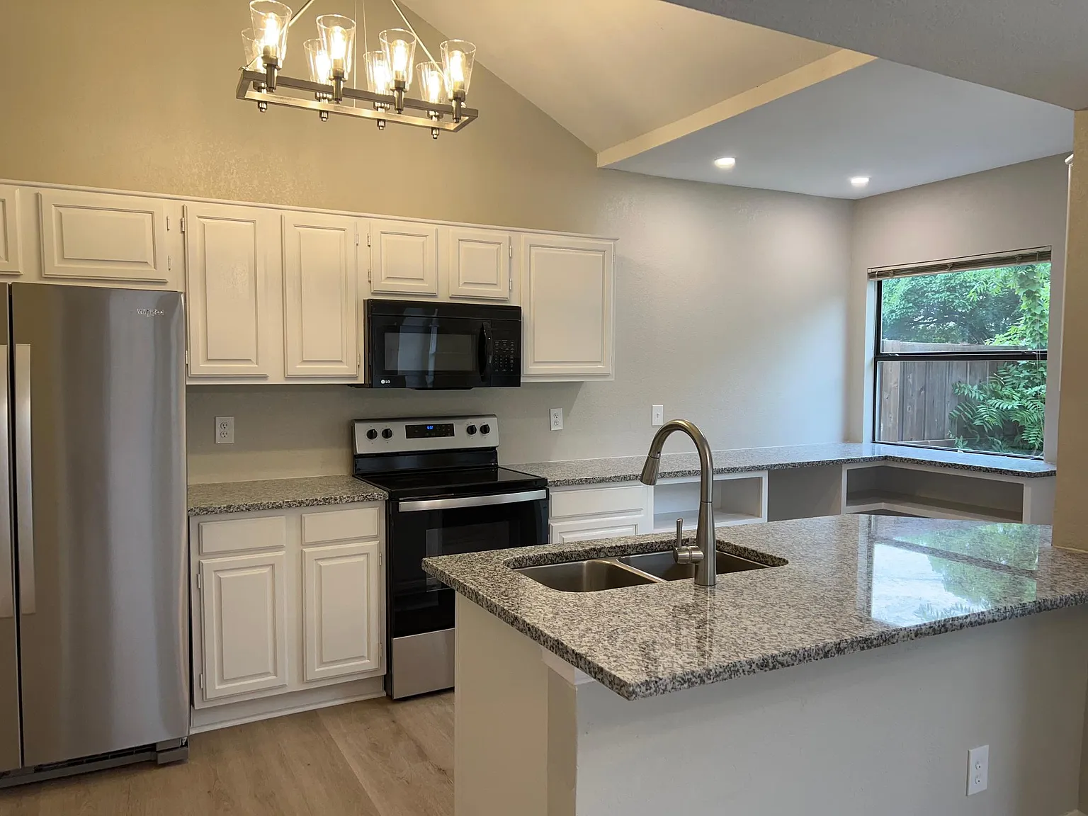 3 bed, 1371 sqft, $2,575 — Photo 2