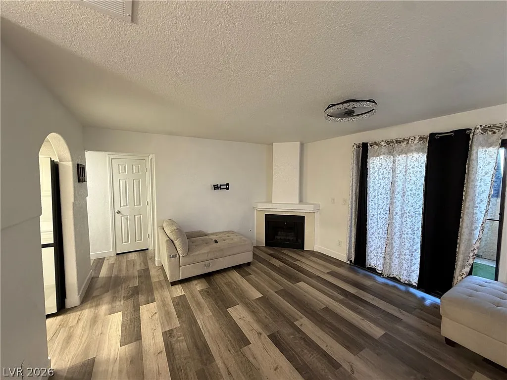 2 bed, 2.0 bath, 886 sqft, $1,300 — Photo 4