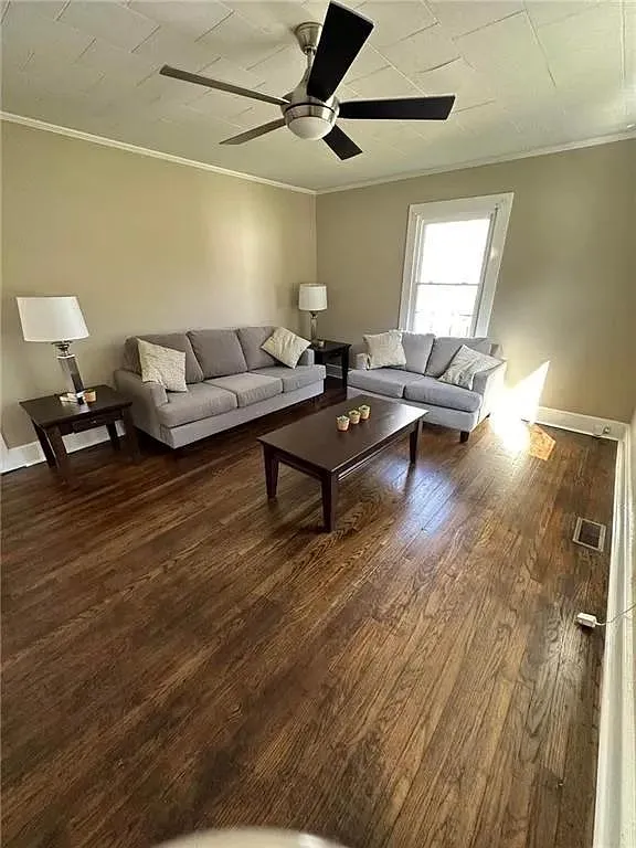 311 Hawthorne Ln — Photo 2