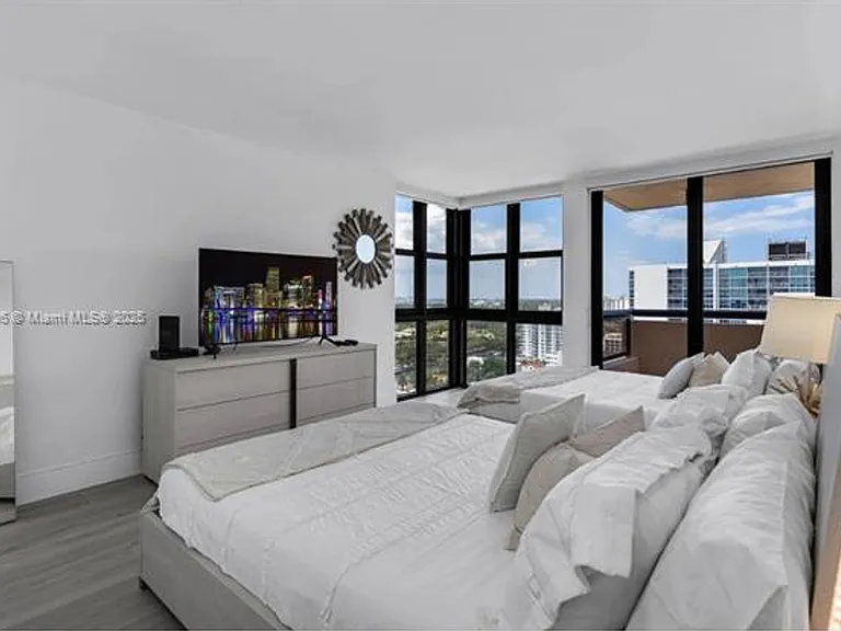 2555 Collins Avenue Cu #2200 — Photo 23