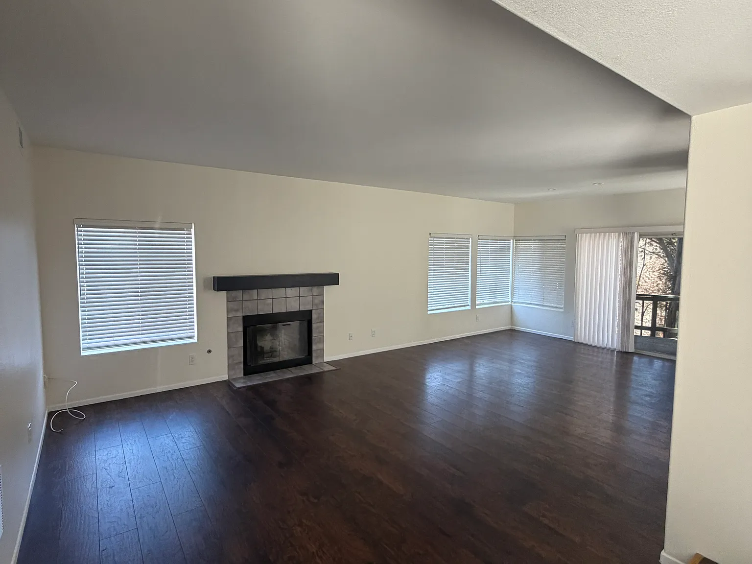 3 bed, 2.5 bath, 1471 sqft, $3,695 — Photo 3