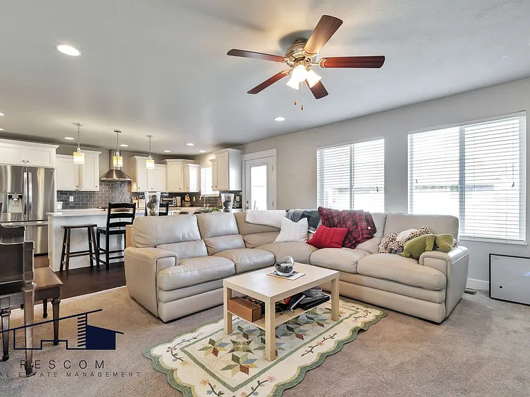 1439 Dunbar Ln — Photo 4