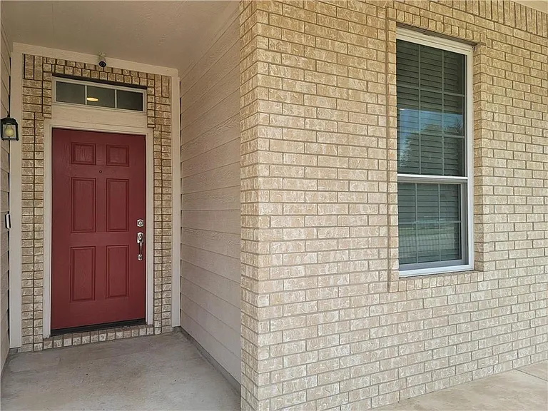 208 Hummingbird Ln — Photo 3