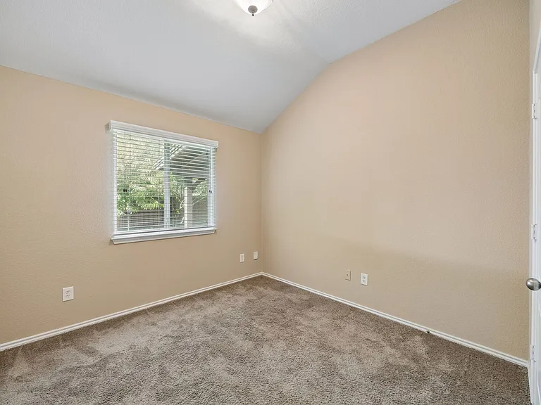 1552 Sleepy Hollow Dr — Photo 21