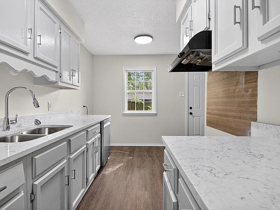 2nd image of 28 Greenhaven Pl