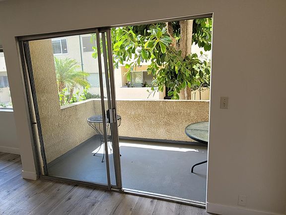 5th image of 5328 Newcastle Ave Unit 2