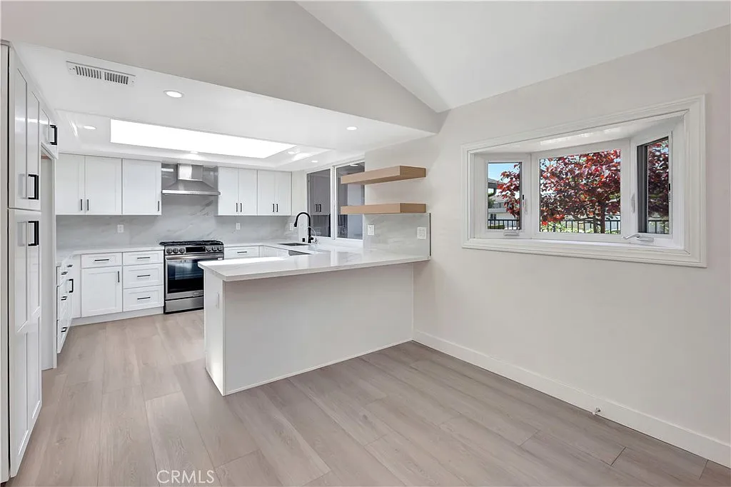 4 bed, 1941 sqft, $6,350 — Photo 2
