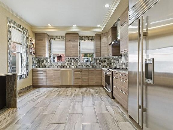 3rd image of 2307 Avenue