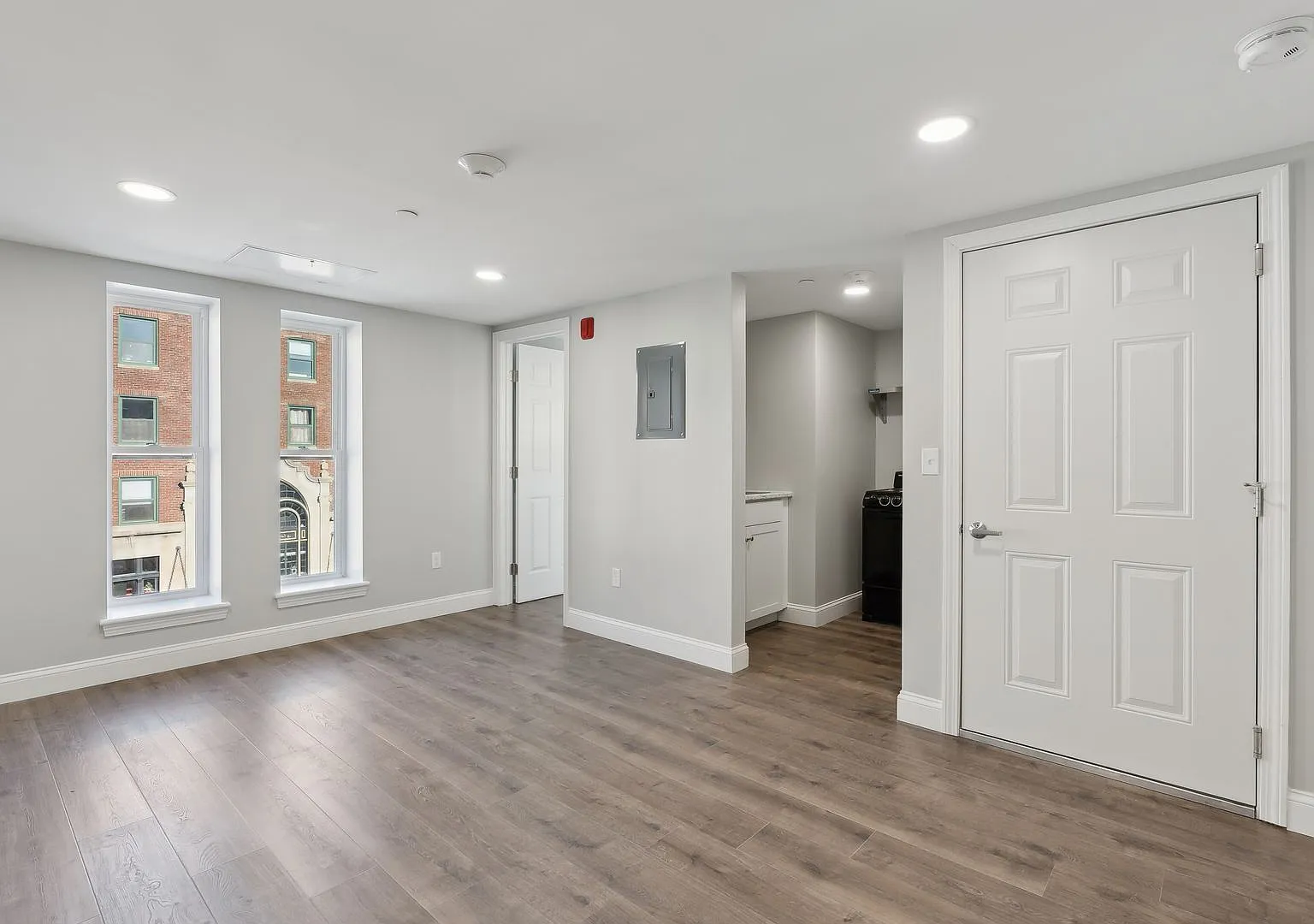 "610" on Congress St.-Newer Studio apt with 1 Bath $1,470.00 Heat & H20 included available 09/01/26 — Photo 3