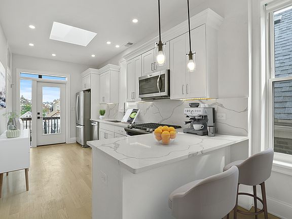 3rd image of 1241 N Bosworth Ave APT 1