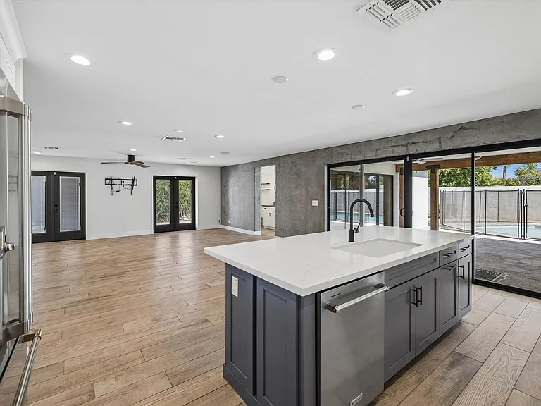 301 E Royal Palm Rd — Photo 26