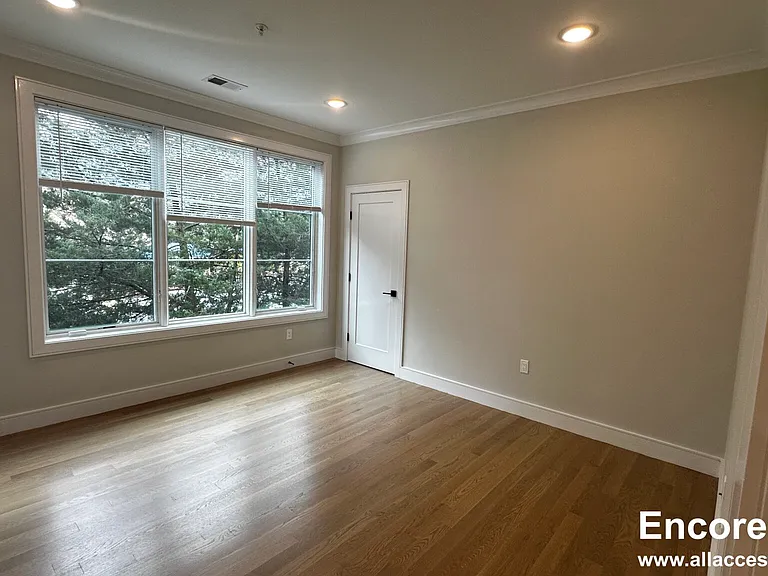 104 Warren St #8 — Photo 6
