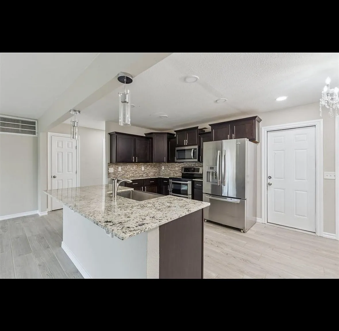 3 bed, 3.5 bath, 1800 sqft, $1,800 — Photo 4
