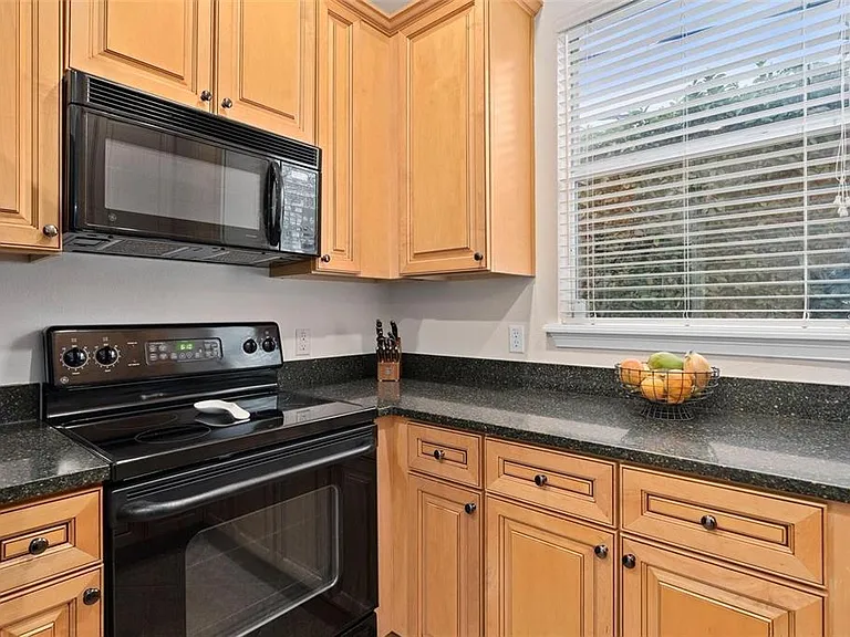 828 Ellwood Ave #J — Photo 6