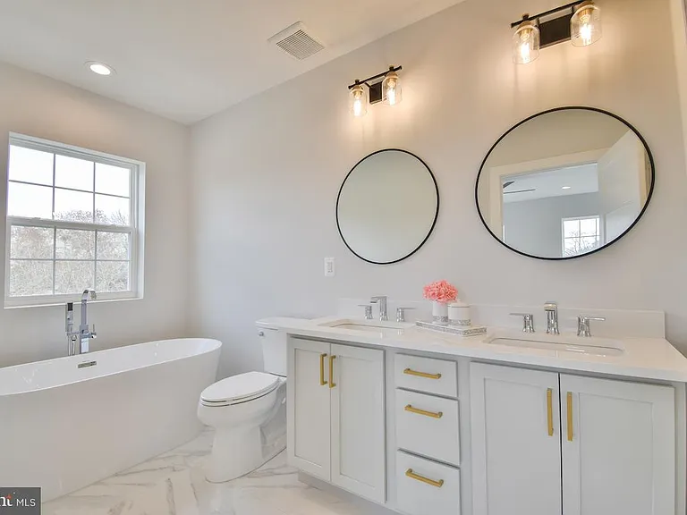 8276 Safarian Way — Photo 17