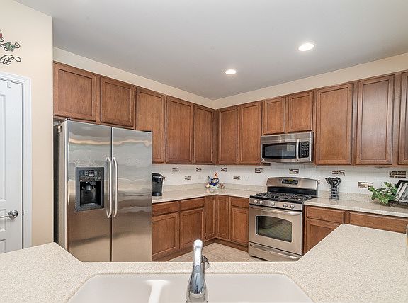 4th image of 626 Americana Dr