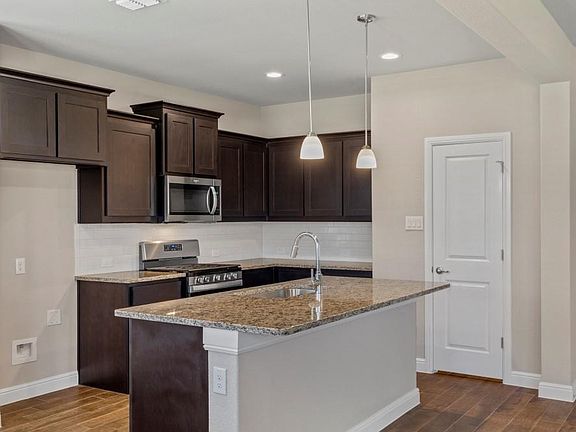 Photos shown here may not depict the specified home & features included are for illustration purposes only.