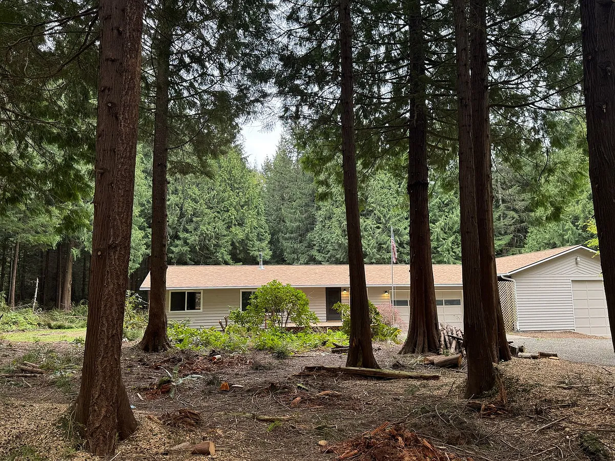 Building Photo - 4005 NE Kedros Dr
