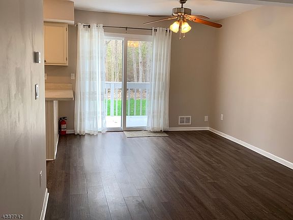 4th image of 384 Mohegan Cir #384