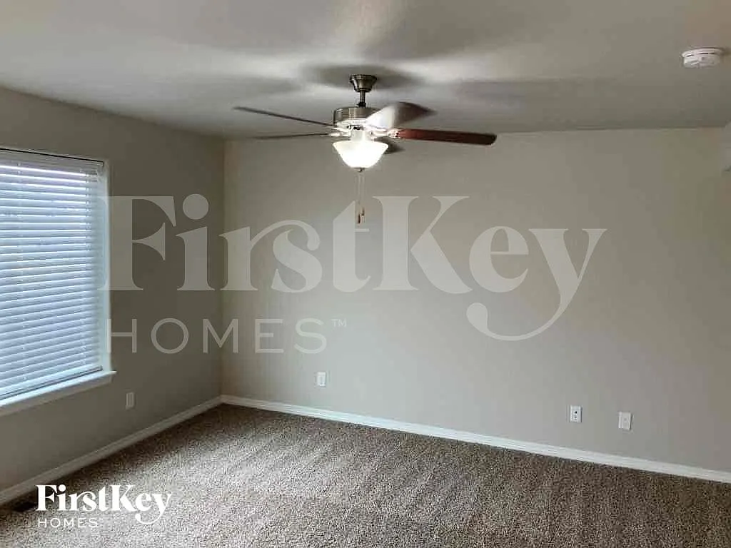 4 bed, 3.0 bath, 2351 sqft, $2,930 — Photo 3