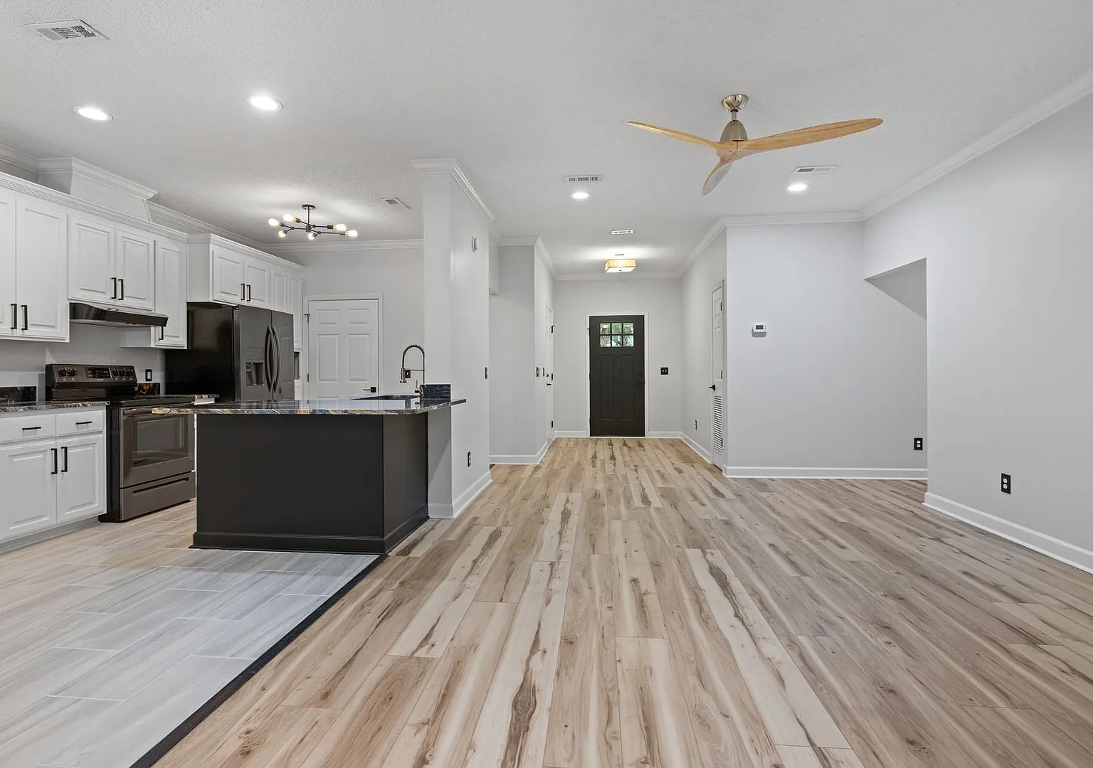 Upgraded Luxury Townhouse — Photo 4