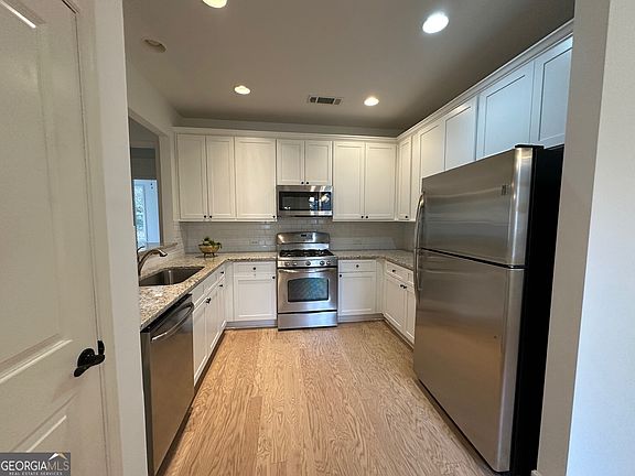 5th image of 3140 Willow Creek Dr SW