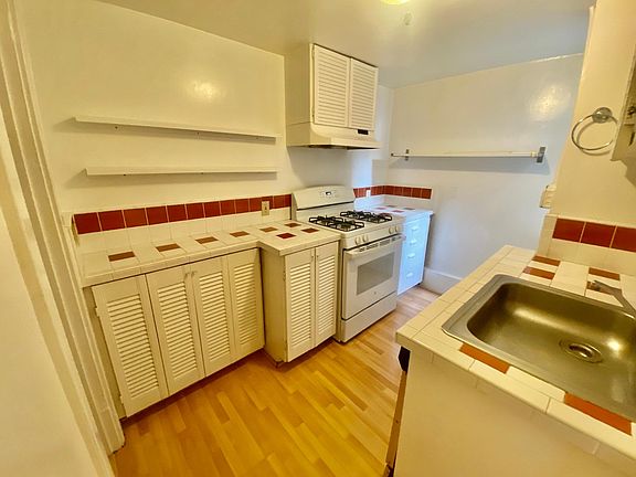 5th image of 2647 Buchanan St APT 7
