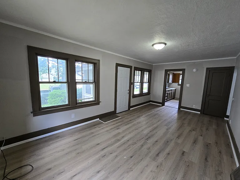 947 Newton St — Photo 4