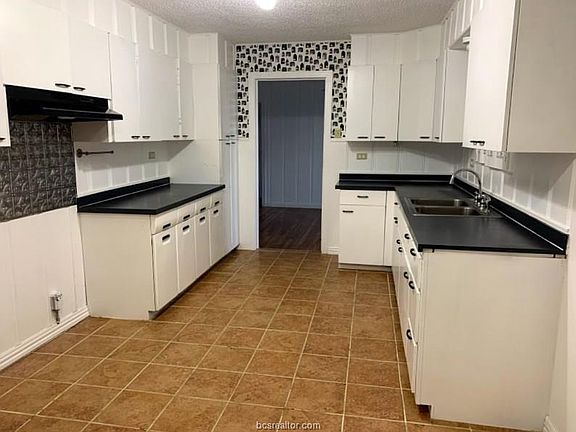 4th image of 303 E Avenue E