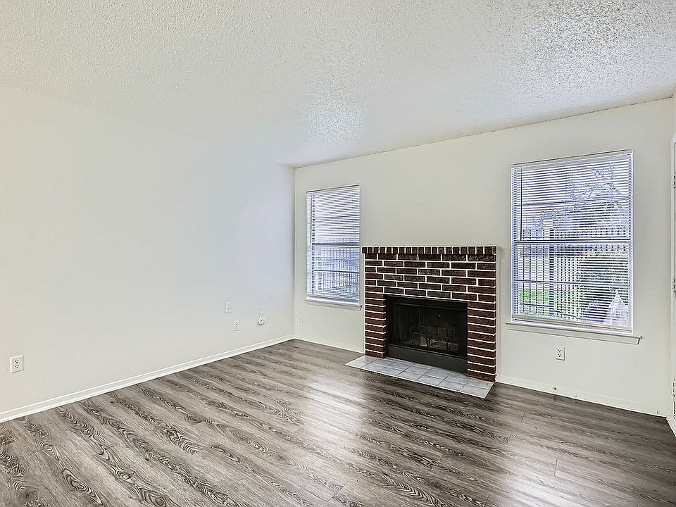 3700 S Tyler St 102 - Web Quality - 003 - 04 Living Room