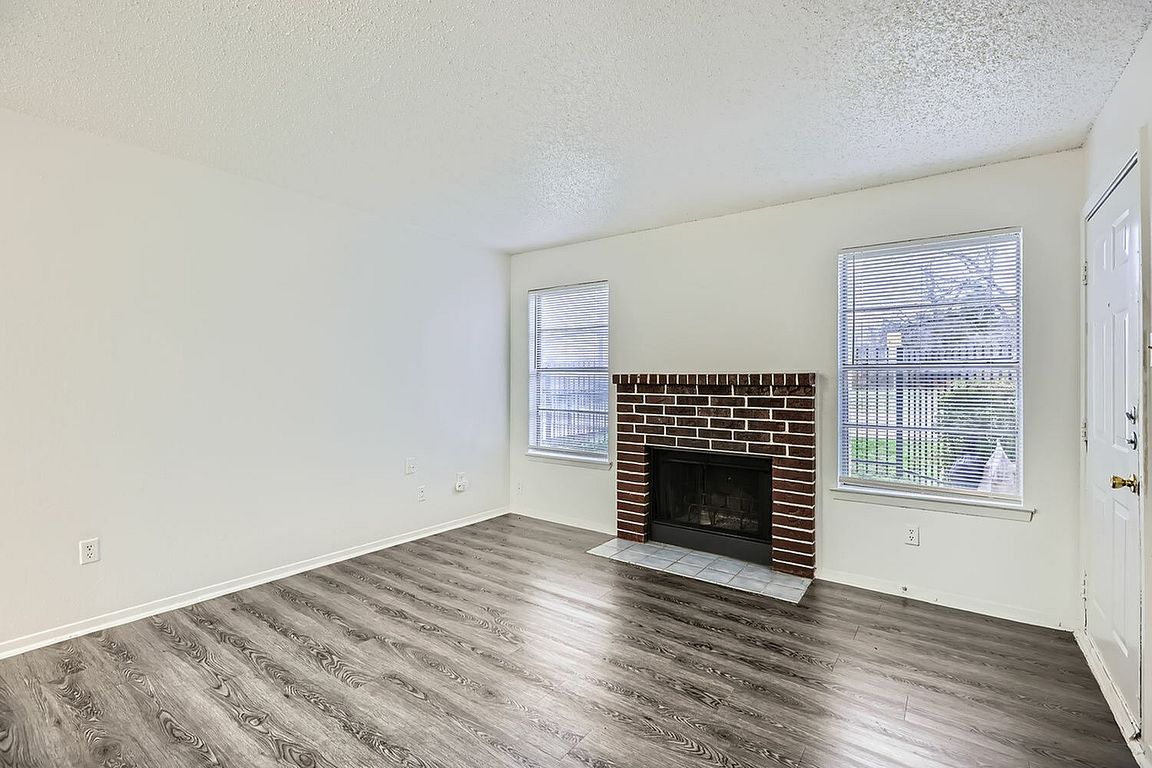 3700 S Tyler St 102 - Web Quality - 003 - 04 Living Room