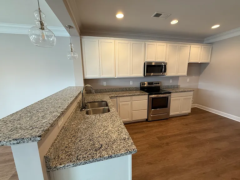 336 Broadberry Ave — Photo 3