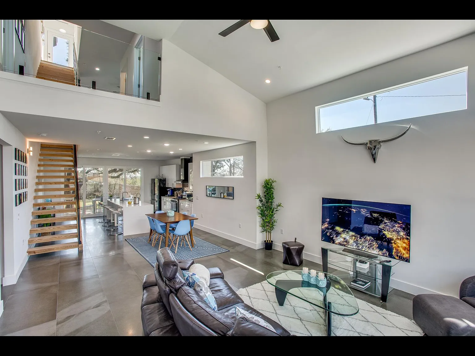 3 bed, 3.5 bath, 2359 sqft, $4,650 — Photo 3