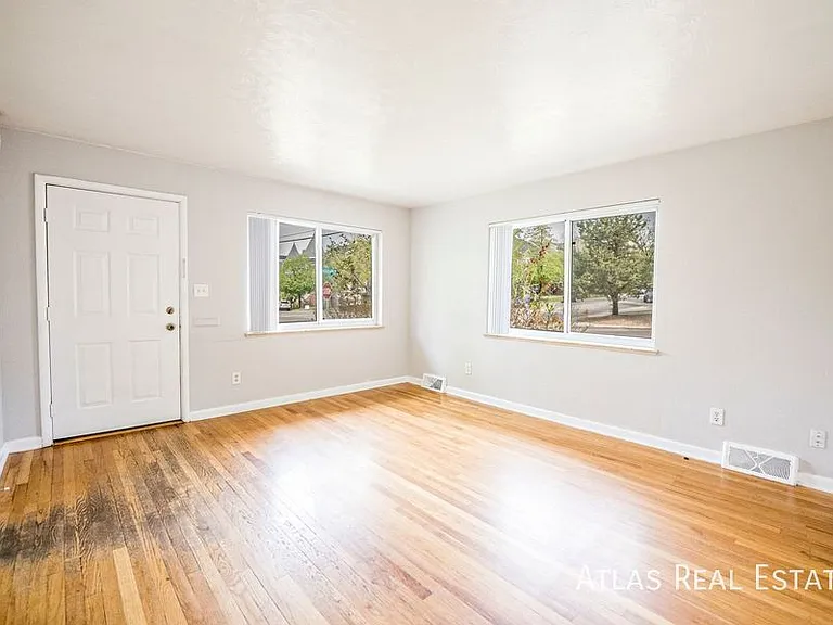 4 S Jackson St — Photo 2