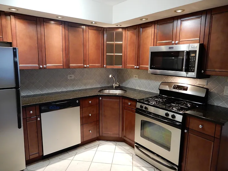 328 Wisconsin Ave #2D — Photo 1