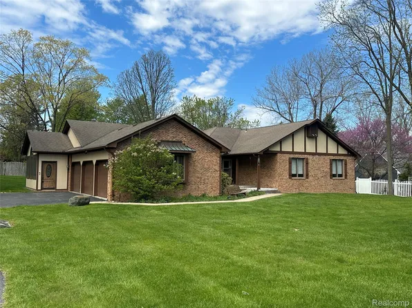 8329 Caribou Trl, Clarkston, MI 48348