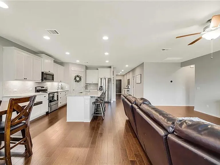 112 Magna Ln — Photo 2