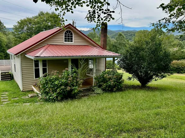 136 W Vineyard Rd, Hayesville, NC 28904