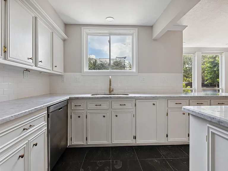 601 Sandman St — Photo 14