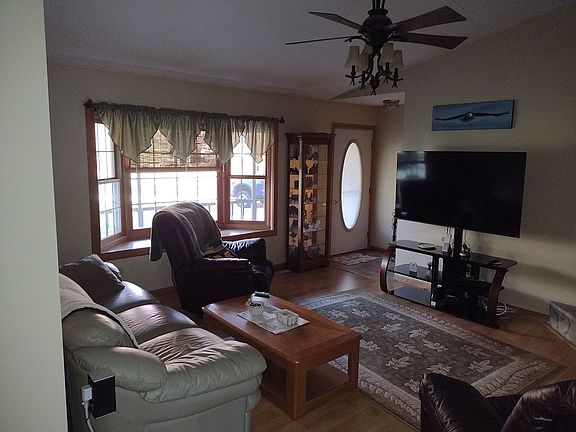 5th image of 131 Willow Wood Dr