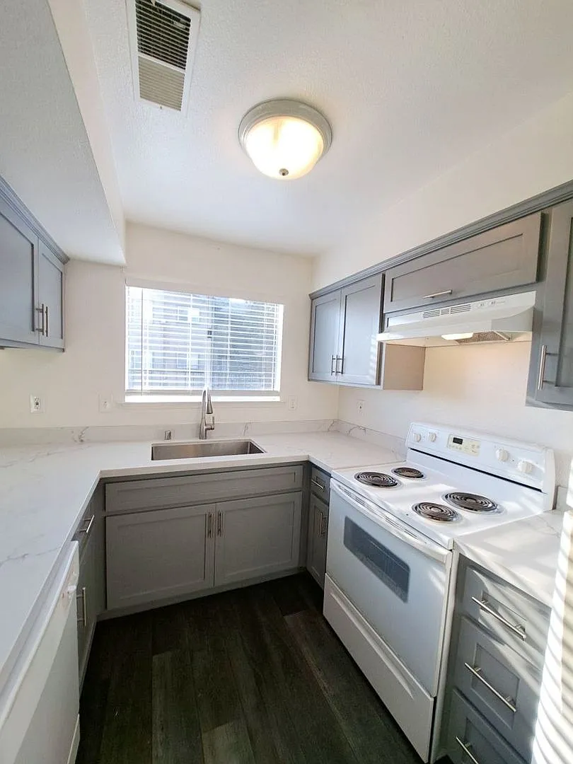 3302 W. Shields Ave — Photo 2
