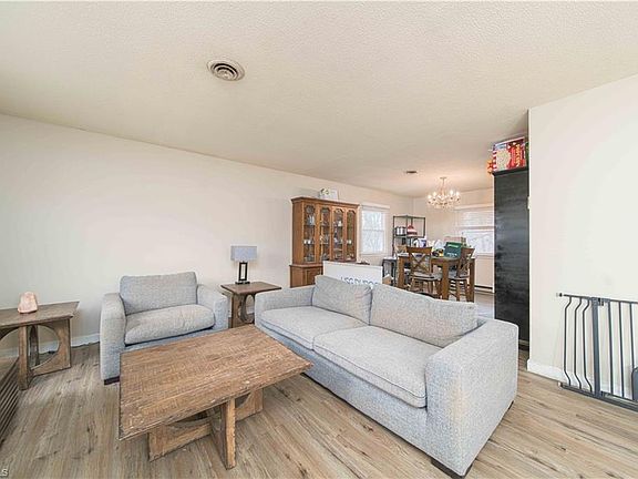 4th image of 4893 Collins St