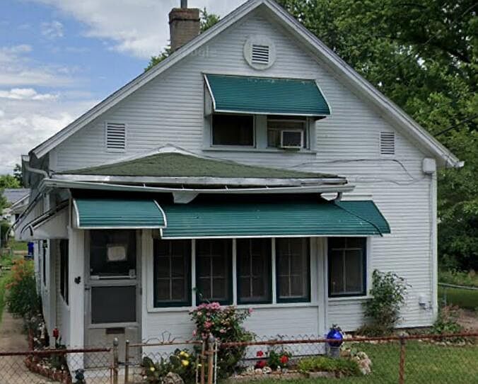 1st image of 132 W 7th St