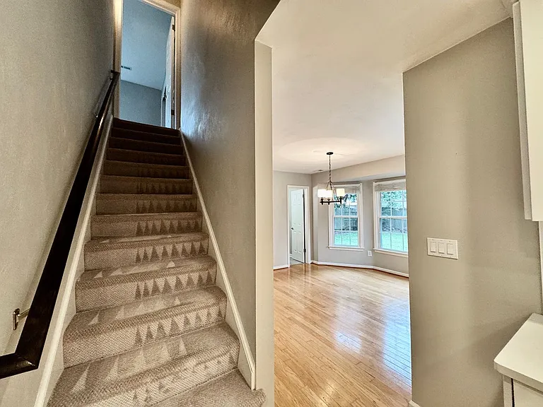 965 Commodore Dr — Photo 44